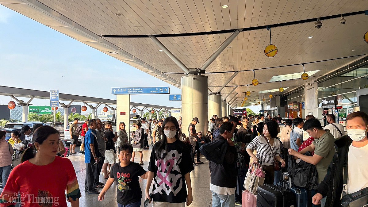 Chùm ảnh: Sân bay Tân Sơn Nhất chật kín khách ngày 2/2