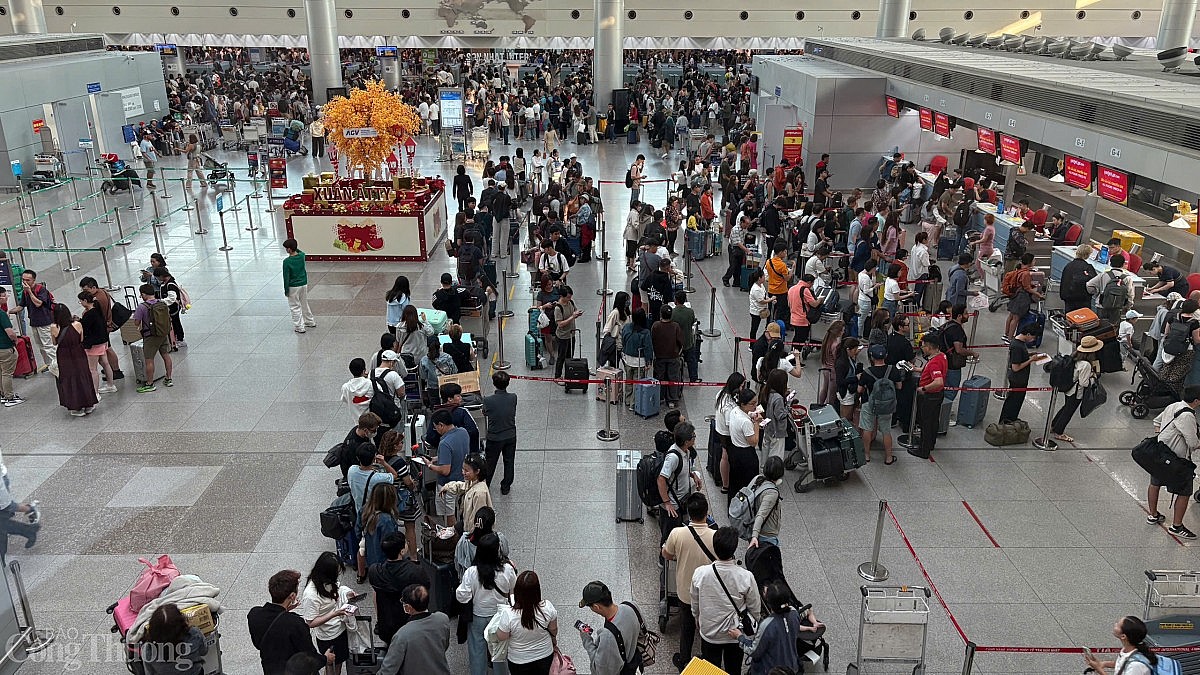 Chùm ảnh: Sân bay Tân Sơn Nhất chật kín khách ngày 2/2