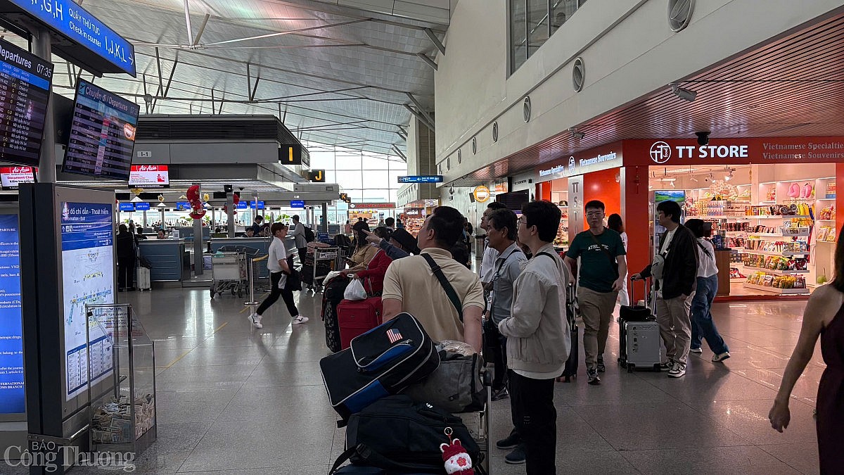 Chùm ảnh: Sân bay Tân Sơn Nhất chật kín khách ngày 2/2