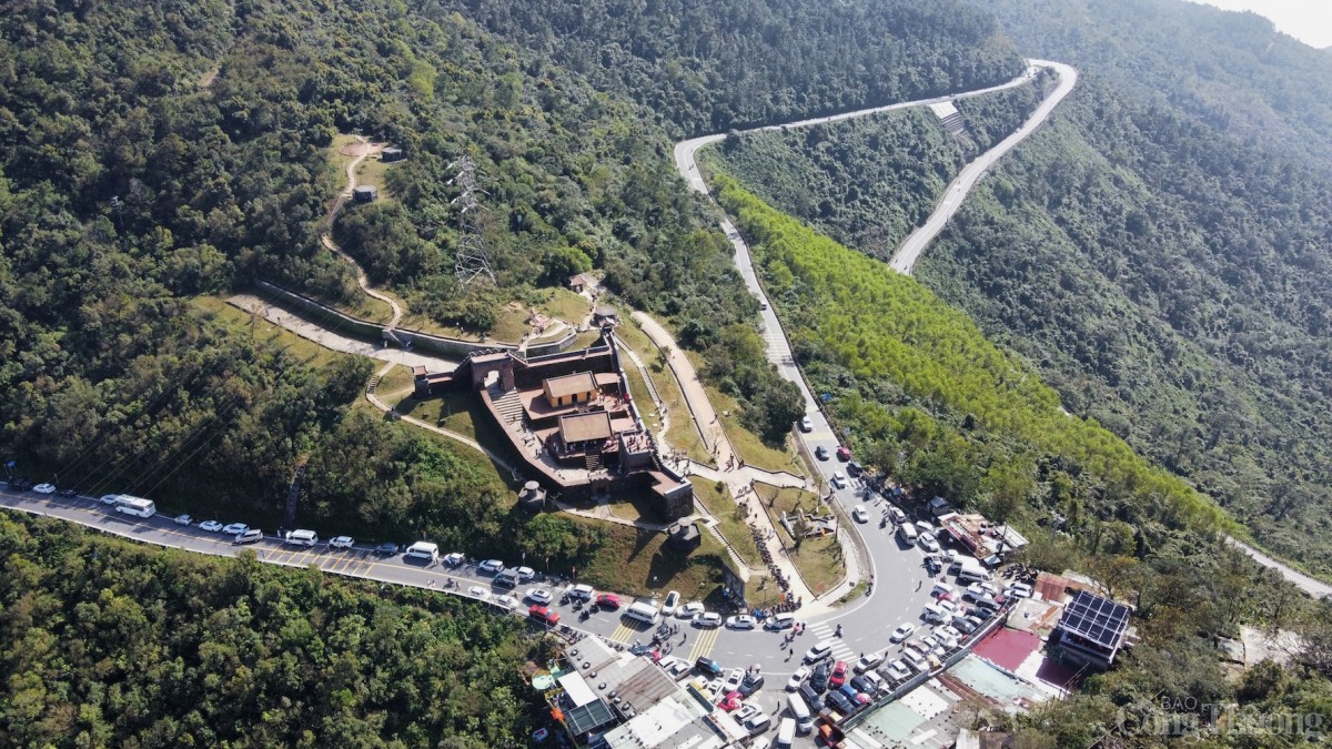 Di tích lịch sử quốc gia Hải Vân Quan sừng sững giữa núi Hải Vân, là một chứng tích lịch sử trận đầu chống liên quân Pháp – Tây Ban Nha (1858 – 1860); và là biểu tượng của sự đoàn kết, hợp tác, là cầu nối đặc biệt giữa 2 thành phố Đà Nẵng và Huế.