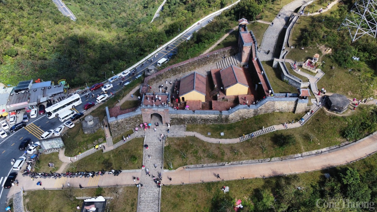 Di tích lịch sử quốc gia Hải Vân Quan nằm ở độ cao 490m so với mực nước biển, trên dãy núi Hải Vân, thuộc địa phận 2 thành phố Đà Nẵng và Huế.