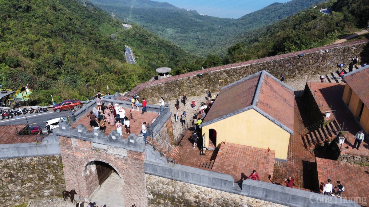 Hải Vân Quan là một công trình kiến trúc thành lũy quân sự ấn tượng, được xem là một trong những cửa ải hùng tráng bậc nhất Việt Nam, và còn được mệnh danh là “Thiên hạ đệ nhất hùng quan”.