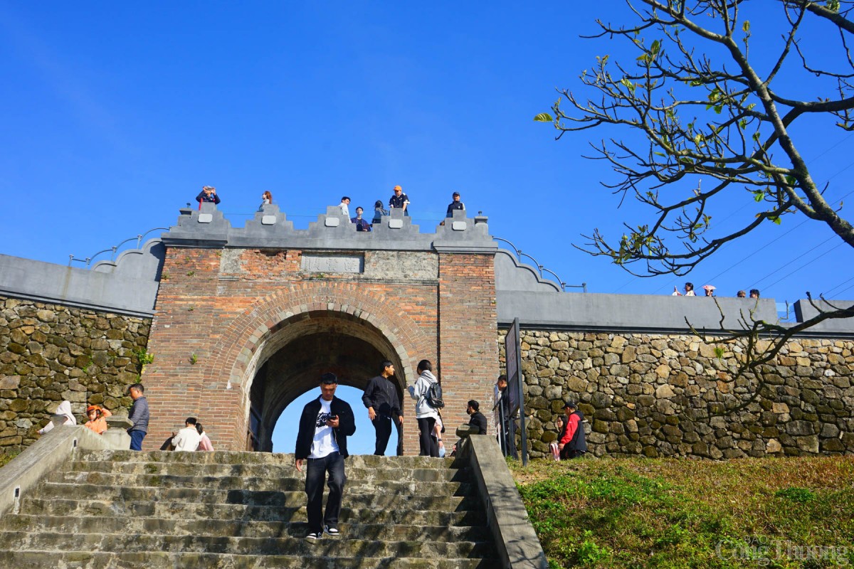 Trải qua nhiều thăng trầm của lịch sử, có giai đoạn, di tích Hải Vân Quan xuống cấp nghiêm trọng. Lúc này, Đà Nẵng và Huế đã thực hiện “cái bắt tay lịch sử” cùng chung sức hồi sinh di tích thông qua việc triển khai dự án trùng tu, bảo tồn Hải Vân Quan.