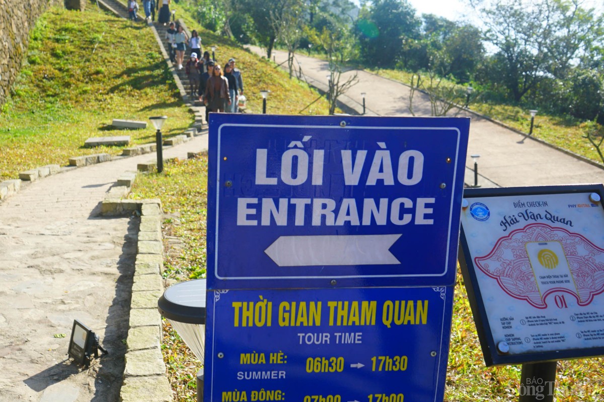 Bảng hướng dẫn tham quan di tích Hải Vân Quan