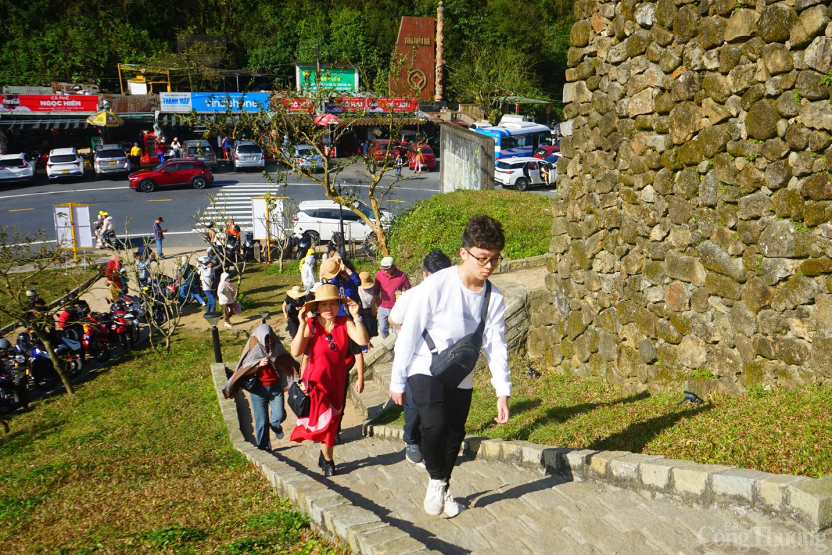 Thời tiết nắng đẹp, mát mẻ, nhiều người dân chọn Hải Vân Quan là điểm du xuân đầu năm