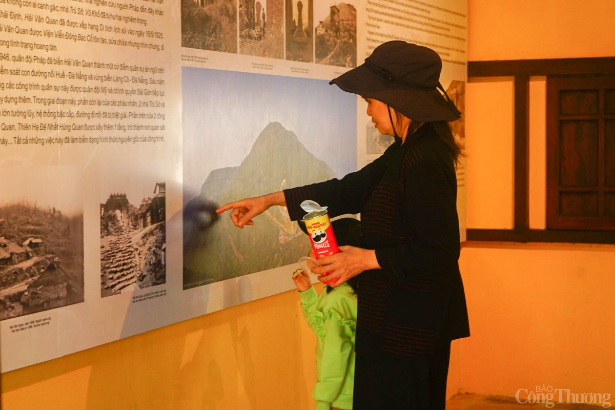 Du khách tìm hiểu về di tích Hải Vân Quan bên trong nhà trú sở