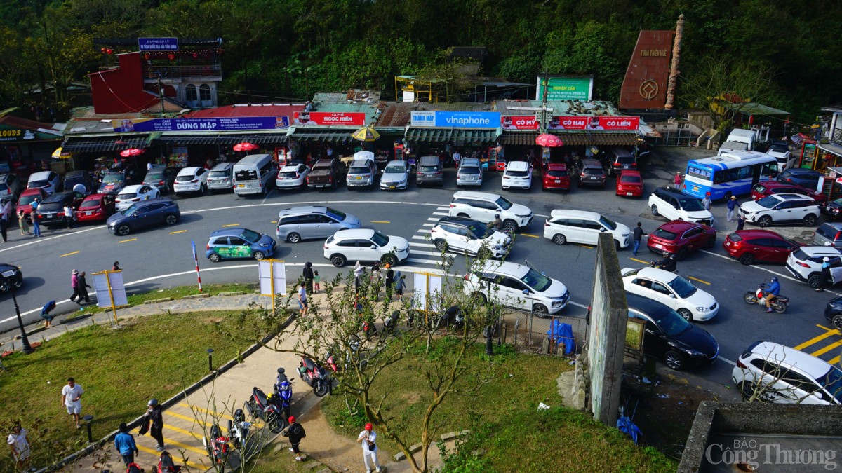 Hàng dài xe nối đuôi nhau đưa hàng nghìn du khách đến tham quan, tìm hiểu di tích lịch sử Hải Vân Quan