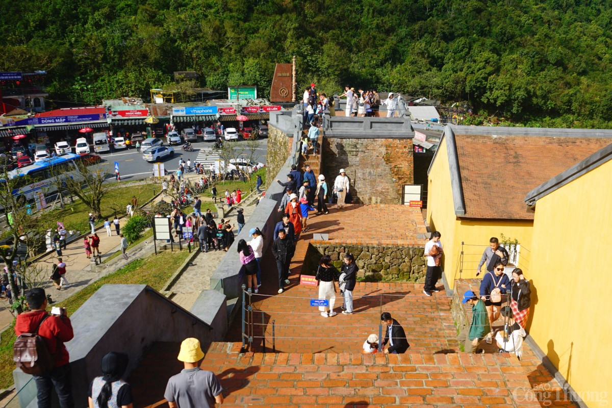 Những ngày Tết Nguyên đán Ất Tỵ 2025, Hải Vân Quan tấp nập du khách du xuân đầu năm mới.