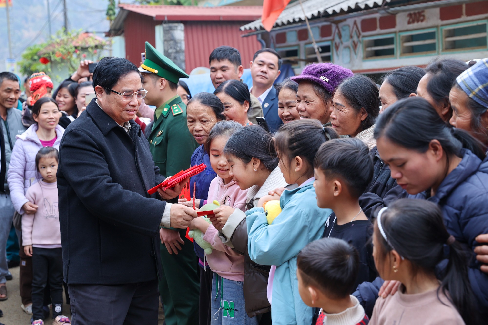 Dâng hương tại Nhà tưởng niệm Chủ tịch Hồ Chí Minh