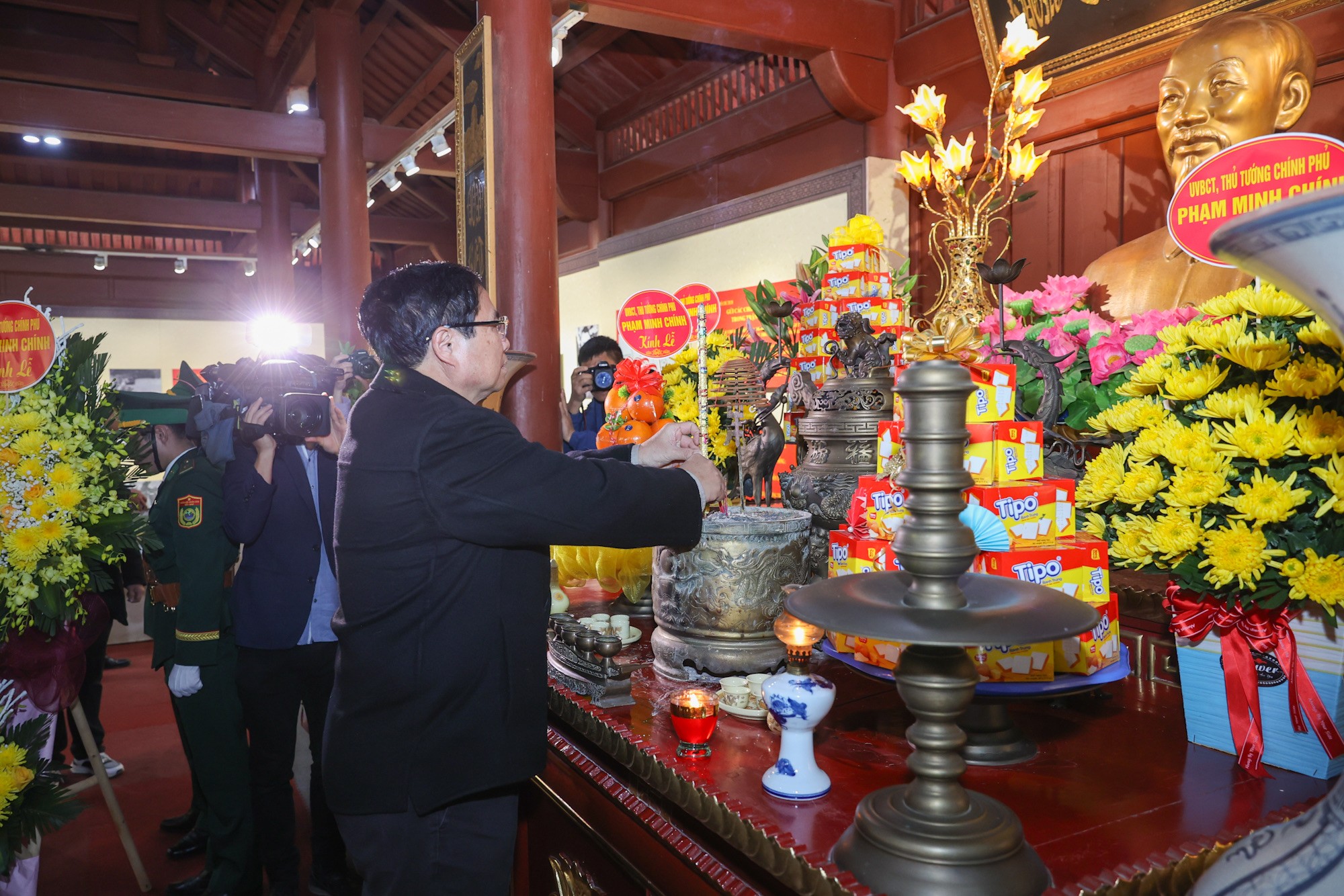 Dâng hương tại Nhà tưởng niệm Chủ tịch Hồ Chí Minh