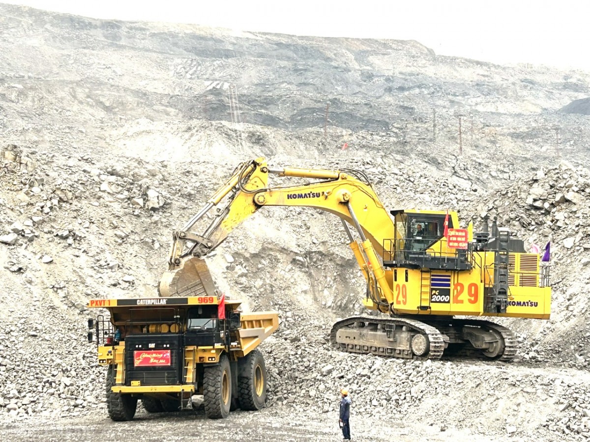 Doamh nghiệp than ra quân sản xuất đầu năm Doamh nghiệp than ra quân sản xuất đầu năm