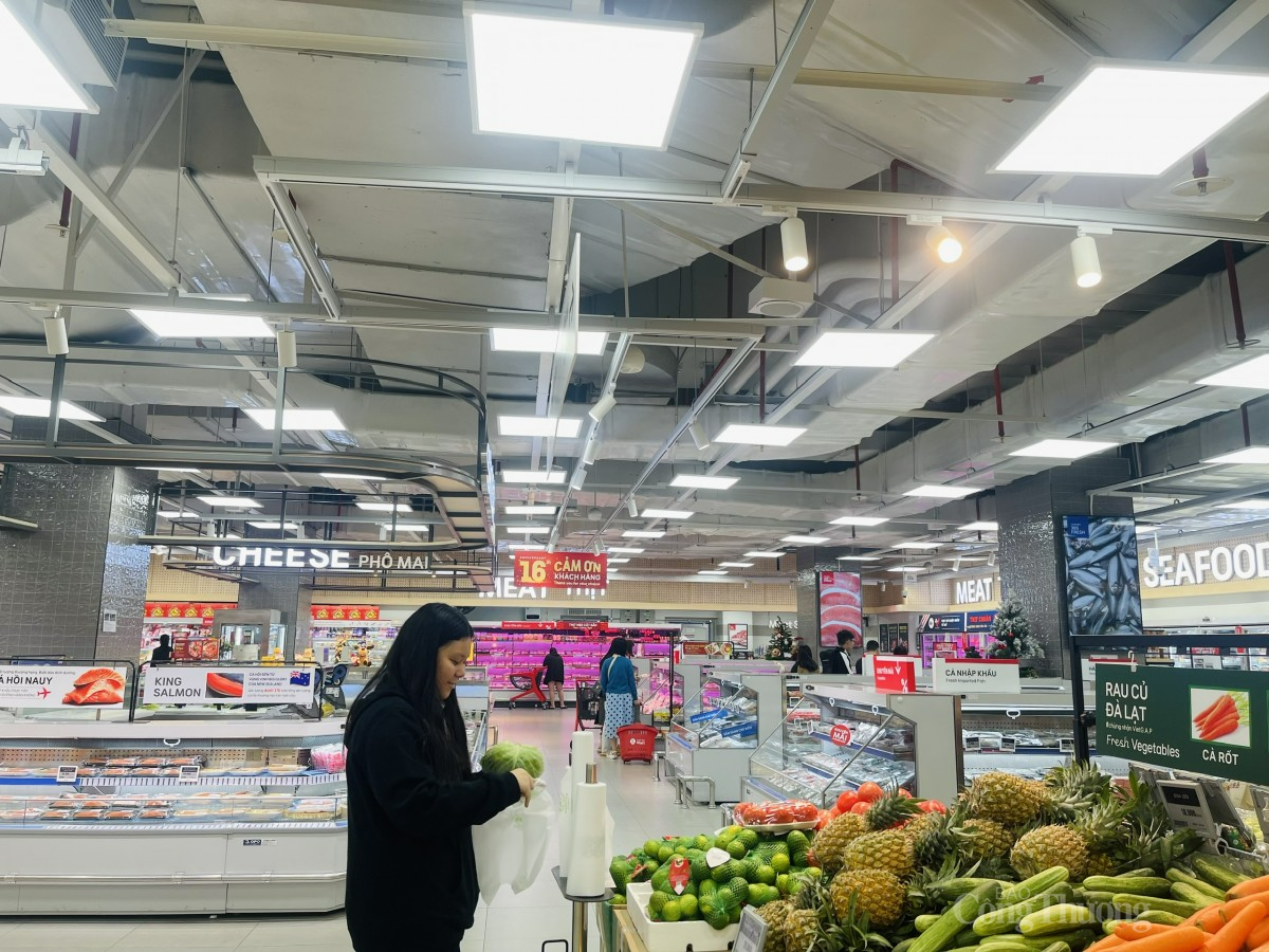 Hàng hóa tại các siêu thị cũng dồi dào, phong phú đáp ứng nhu cầu mua sắm của người dân những ngày đầu năm mới. Hàng hóa tại các siêu thị cũng dồi dào, phong phú đáp ứng nhu cầu mua sắm của người dân những ngày đầu năm mới.