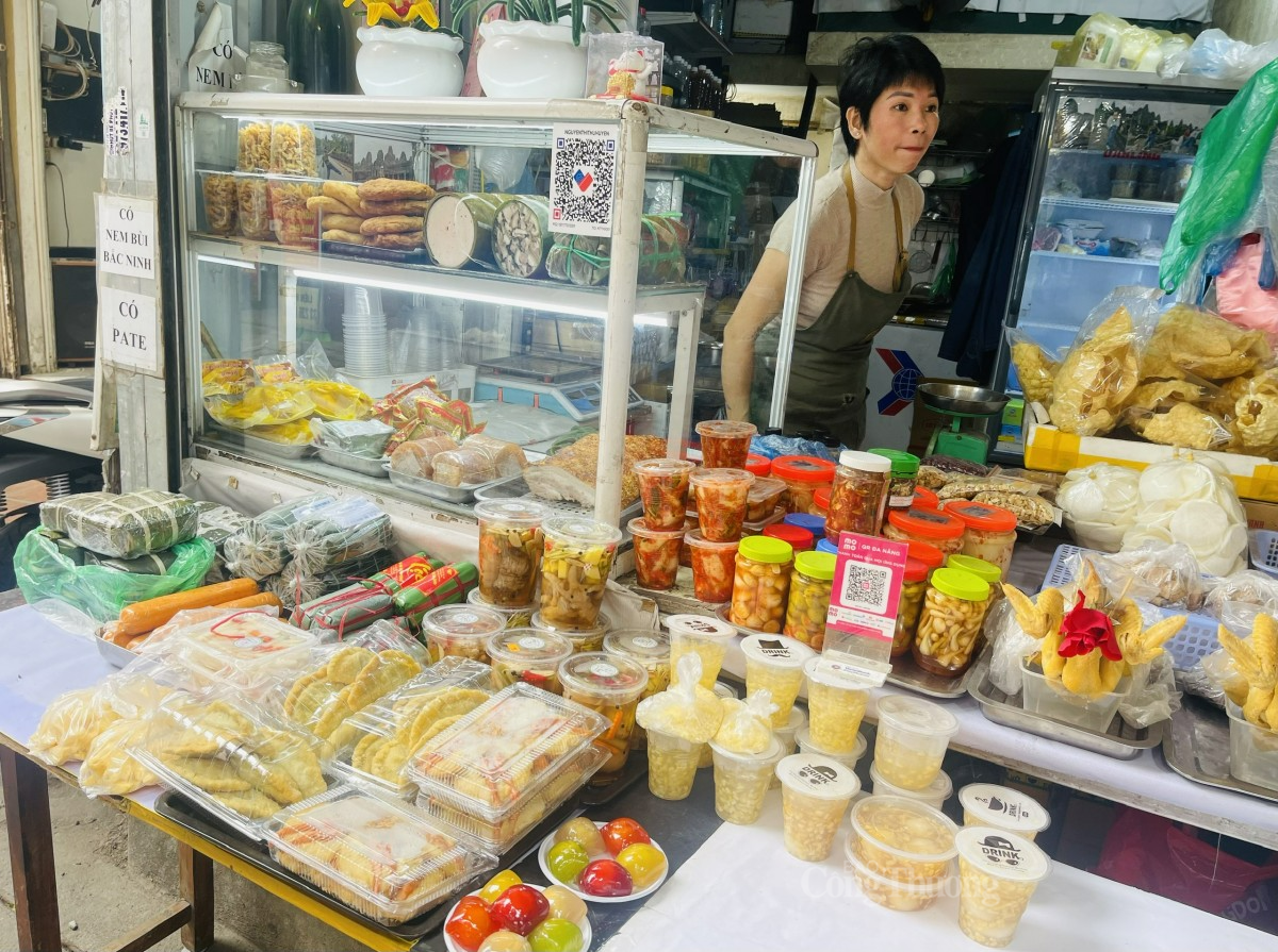 Thực phẩm chế biến sẵn như giò lụa, giò bò, bánh chưng được bày bán nhiều, giá ổn định. Ảnh: Nguyễn Thanh Thực phẩm chế biến sẵn như giò lụa, giò bò, bánh chưng được bày bán nhiều, giá ổn định. Ảnh: Nguyễn Thanh