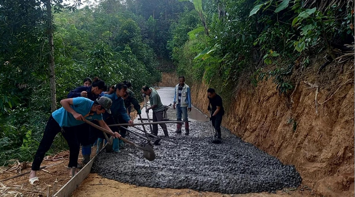 Người dân thôn Nà Chuông, xã Nông Thượng, tỉnh Bắc Kạn chung tay làm đường liên thôn.