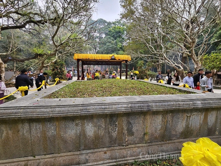 Hàng nghìn du khách đến với Khu di tích Lam Kinh