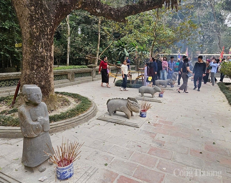 Hàng nghìn du khách đến với Khu di tích Lam Kinh