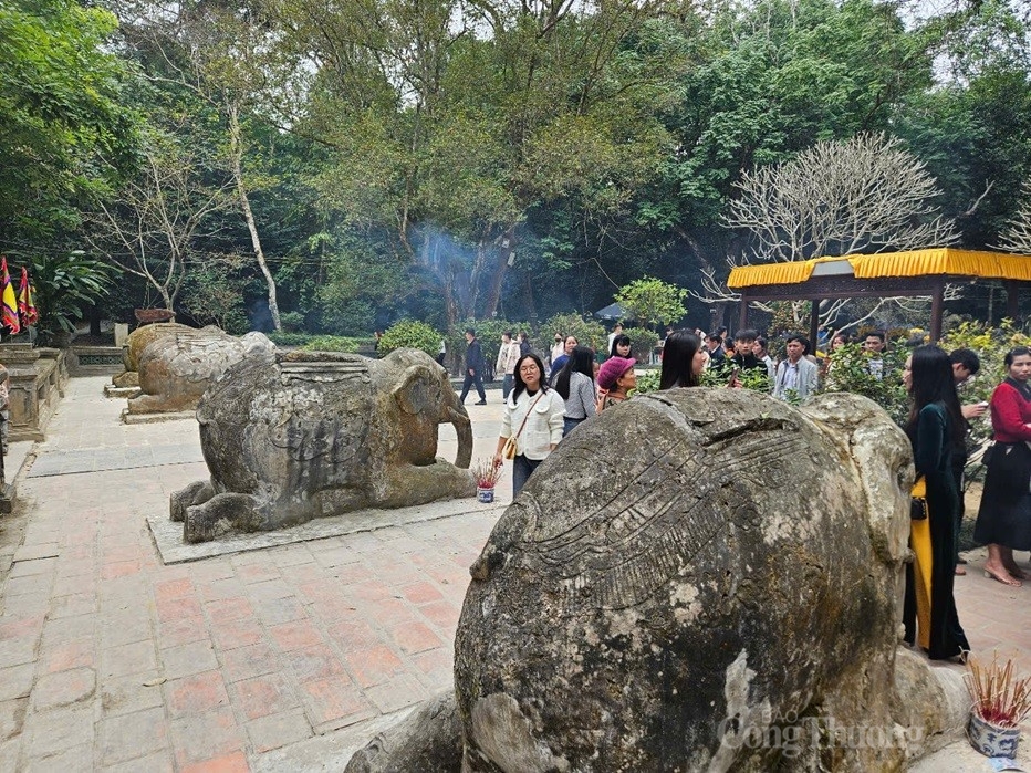 Hàng nghìn du khách đến với Khu di tích Lam Kinh