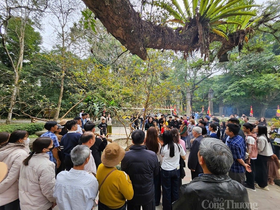 Hàng nghìn du khách đến với Khu di tích Lam Kinh