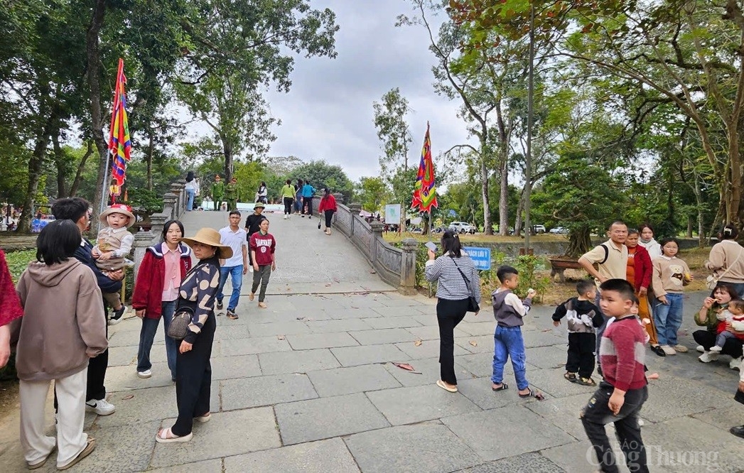 Hàng nghìn du khách đến với Khu di tích Lam Kinh