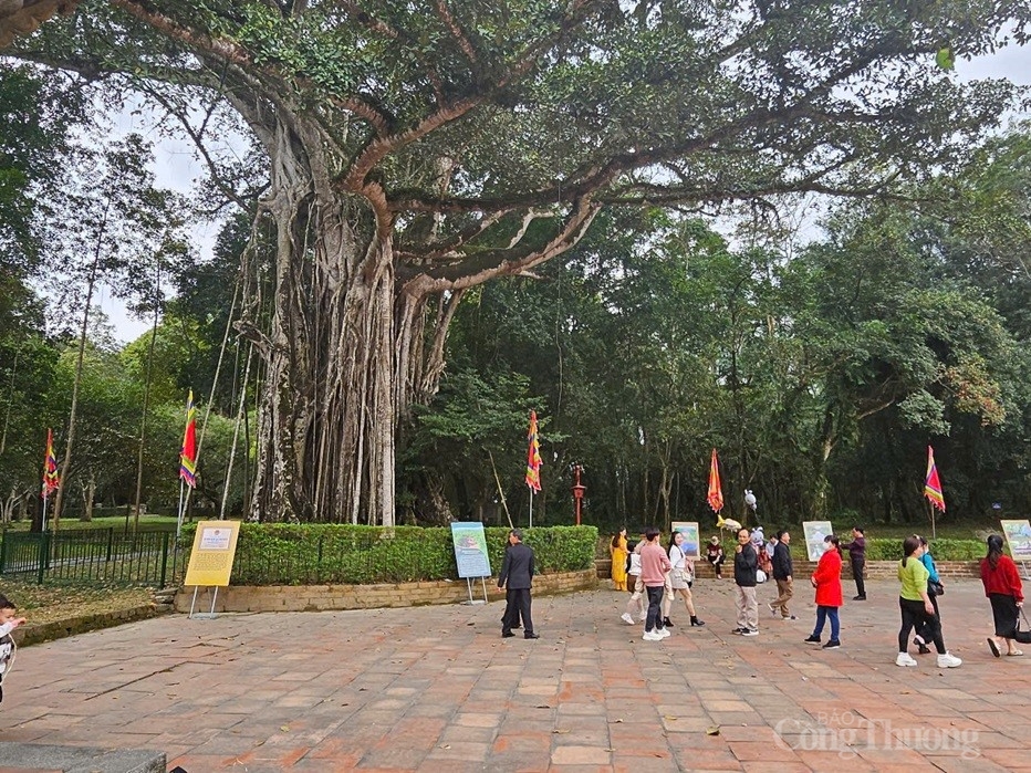 Hàng nghìn du khách đến với Khu di tích Lam Kinh