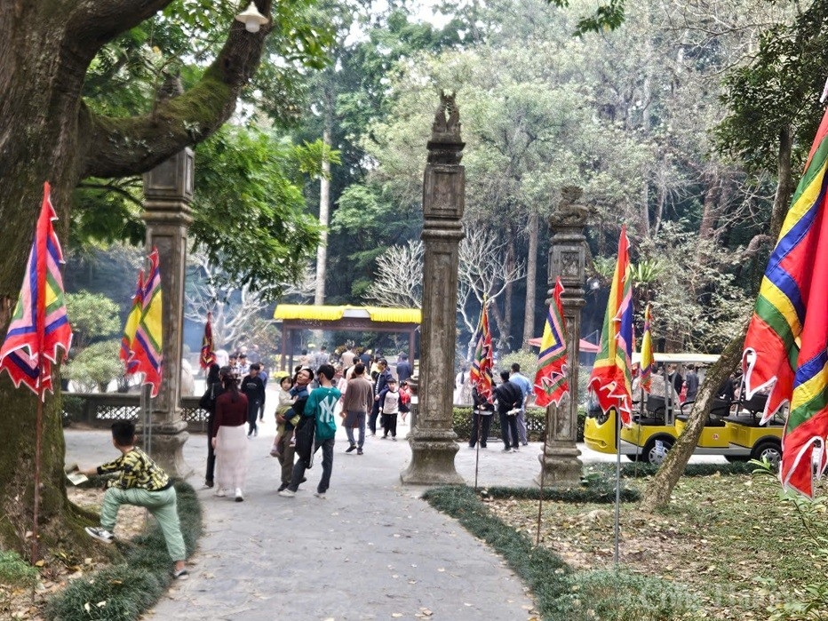 Hàng nghìn du khách đến với Khu di tích Lam Kinh