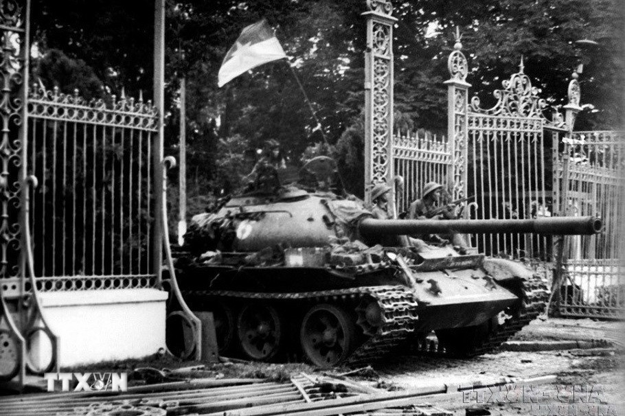 Vươn mình bước vào kỷ nguyên mới dưới sự lãnh đạo của Đảng Vươn mình bước vào kỷ nguyên mới dưới sự lãnh đạo của Đảng