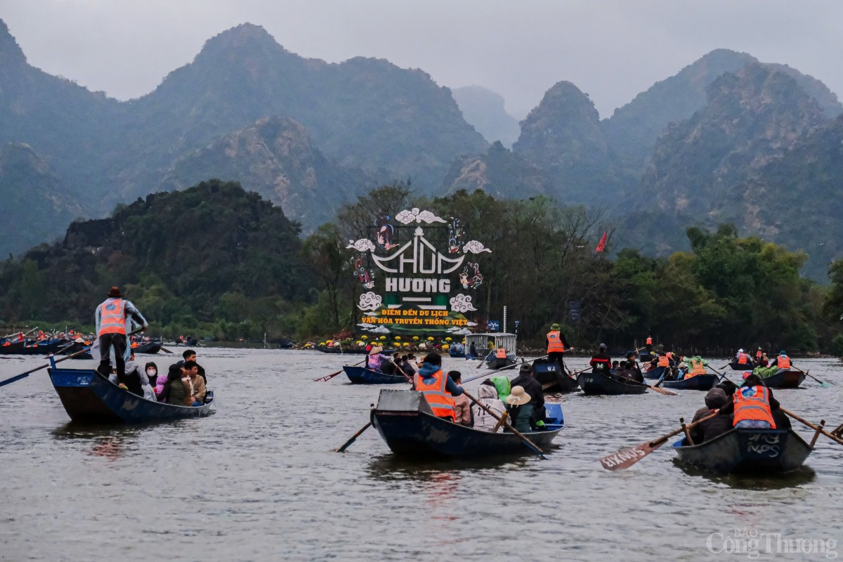 Hàng nghìn người đội mưa lễ Phật ngày khai hội chùa Hương