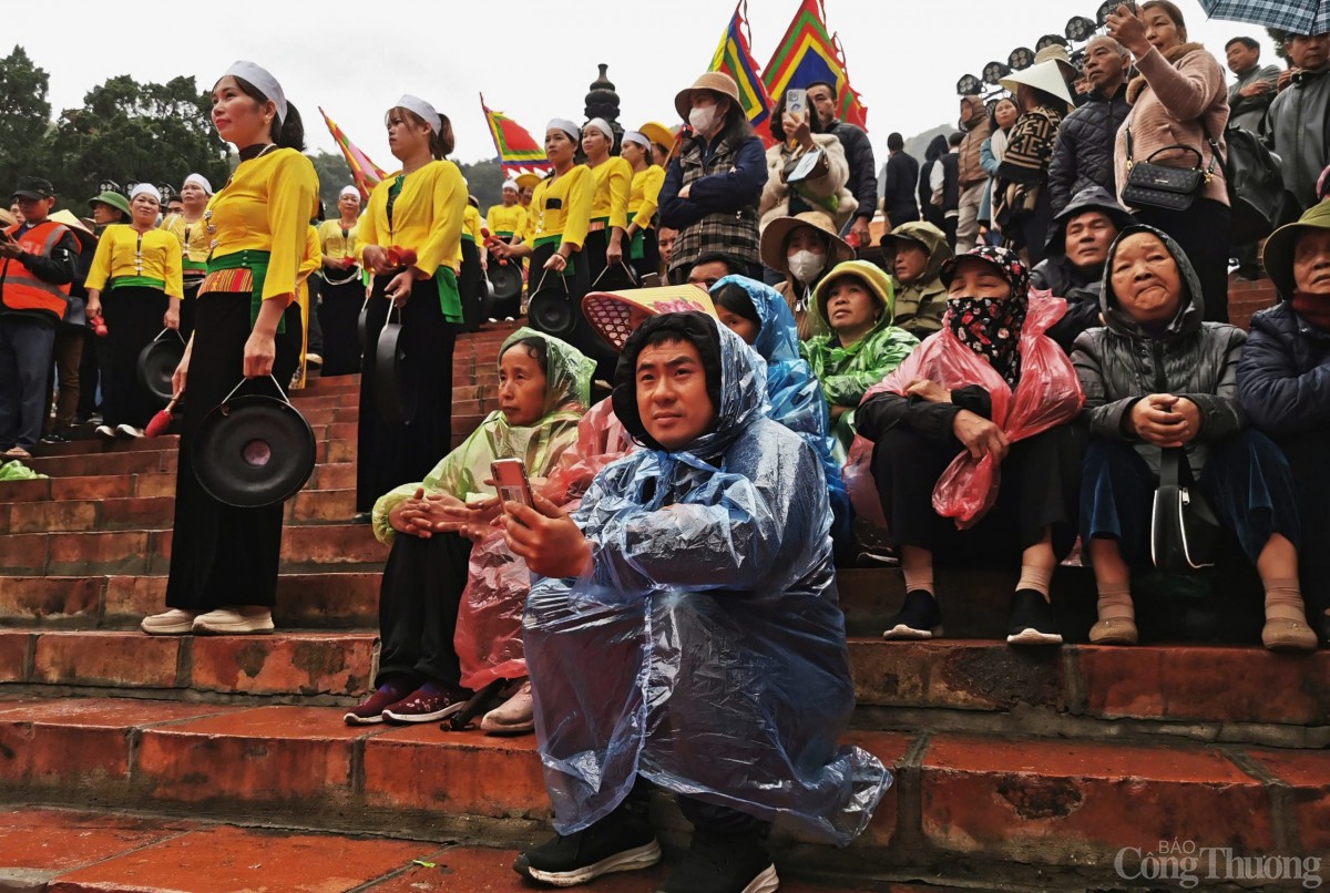 Hàng nghìn người đội mưa lễ Phật ngày khai hội chùa Hương