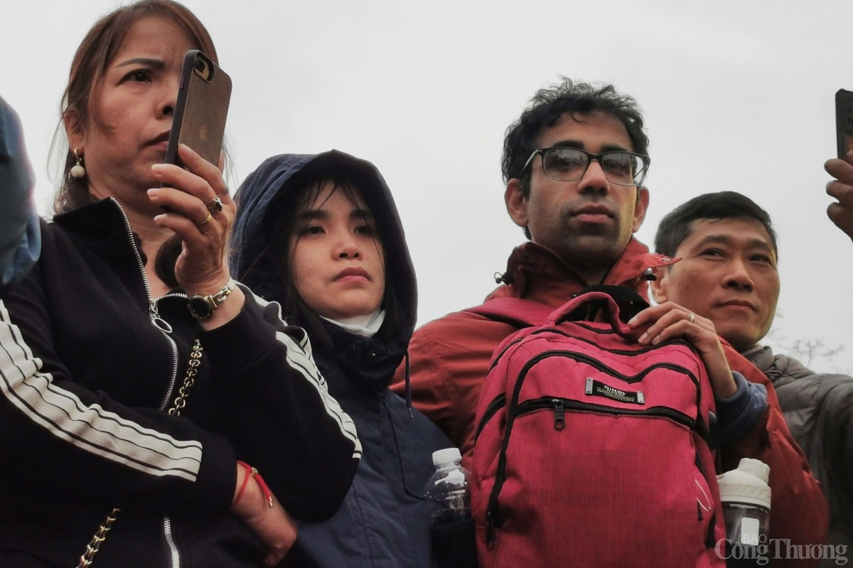 Hàng nghìn người đội mưa lễ Phật ngày khai hội chùa Hương