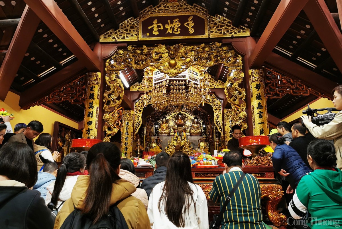 Hàng nghìn người đội mưa lễ Phật ngày khai hội chùa Hương