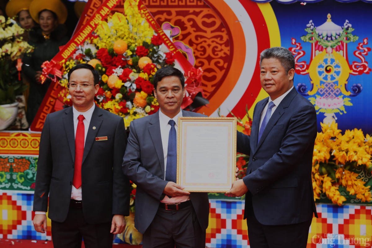 Hàng nghìn người đội mưa lễ Phật ngày khai hội chùa Hương