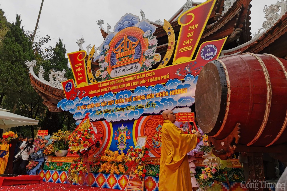 Hàng nghìn người đội mưa lễ Phật ngày khai hội chùa Hương