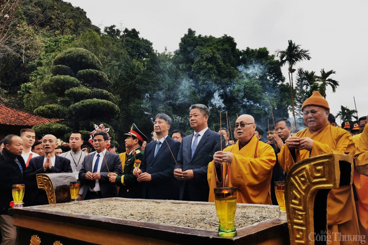 Hàng nghìn người đội mưa lễ Phật ngày khai hội chùa Hương