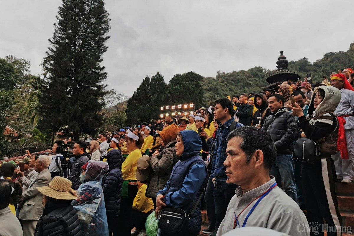 Hàng nghìn người đội mưa lễ Phật ngày khai hội chùa Hương