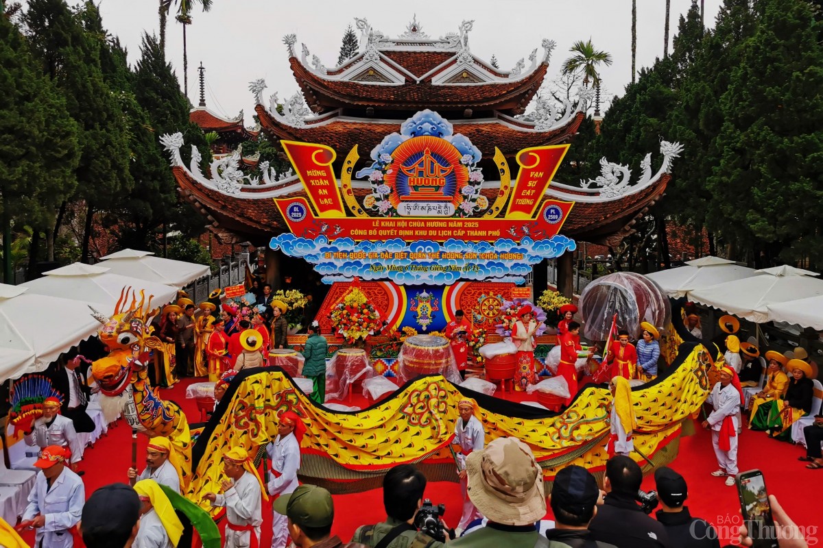 Hàng nghìn người đội mưa lễ Phật ngày khai hội chùa Hương