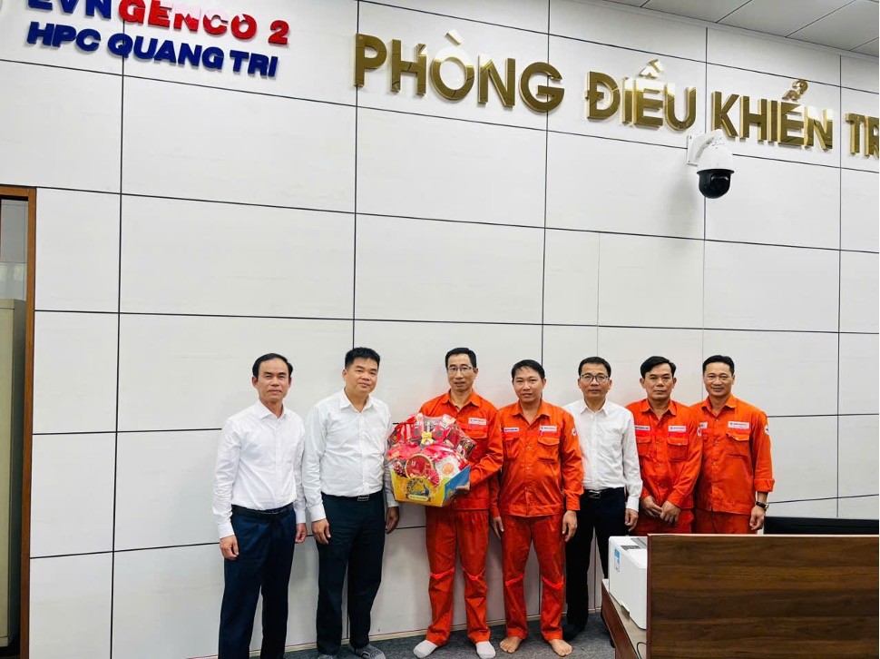 Lãnh đạo EVNGENCO2 thăm động viên, chúc Tết, tặng quà kíp trực vận hành ngày mùng 03 Tết tại Nhà máy TĐQT Lãnh đạo EVNGENCO2 thăm động viên, chúc Tết, tặng quà kíp trực vận hành ngày mùng 03 Tết tại Nhà máy TĐQT