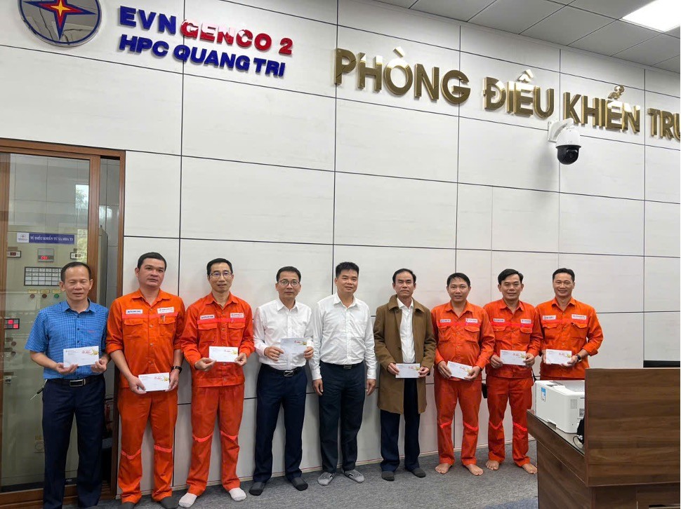Ông Nguyễn Văn Ngộ tặng phong bao lì xì đầu năm Ông Nguyễn Văn Ngộ tặng phong bao lì xì đầu năm