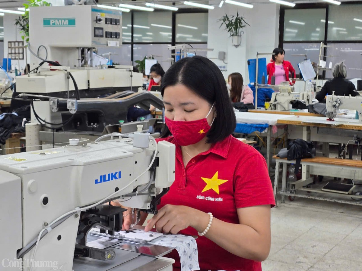 Gần 12.000 người lao động May 10 ra quân sản xuất đầu Xuân Gần 12.000 người lao động May 10 ra quân sản xuất đầu Xuân