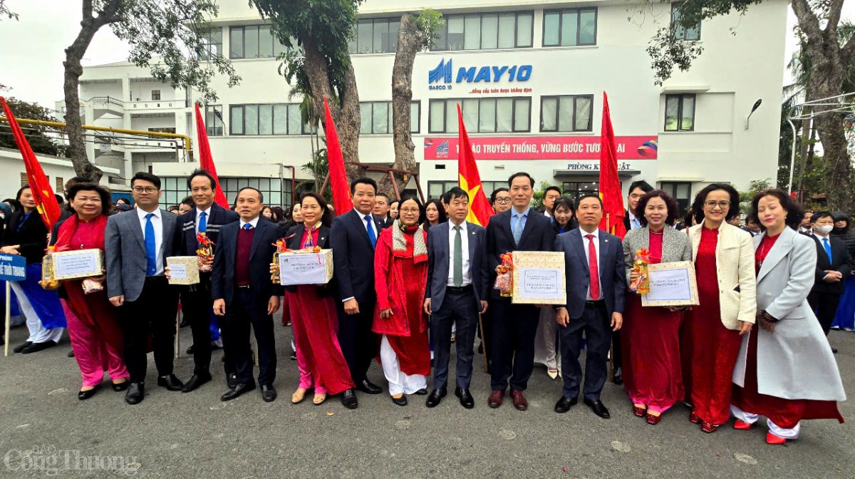 Gần 12.000 người lao động May 10 ra quân sản xuất đầu Xuân Gần 12.000 người lao động May 10 ra quân sản xuất đầu Xuân