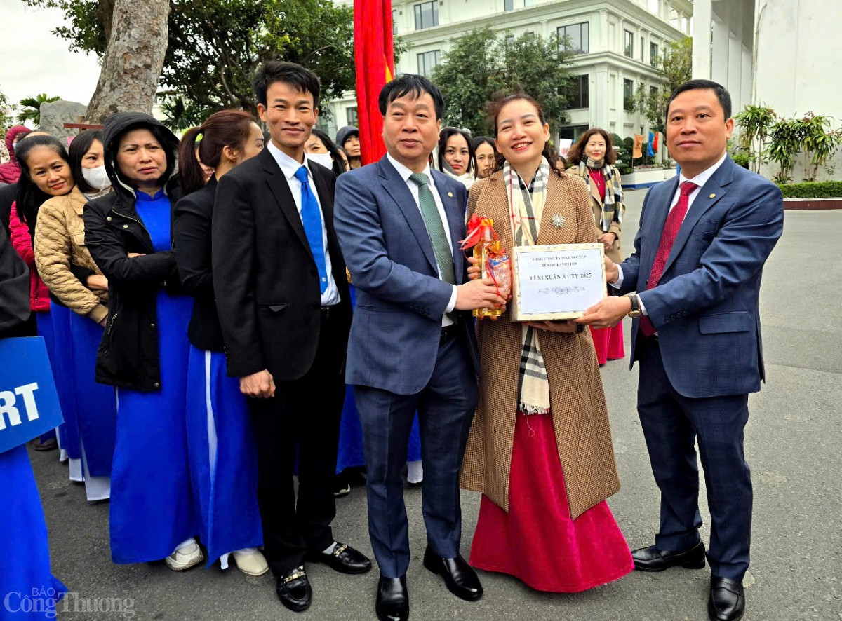 Gần 12.000 người lao động May 10 ra quân sản xuất đầu Xuân Gần 12.000 người lao động May 10 ra quân sản xuất đầu Xuân