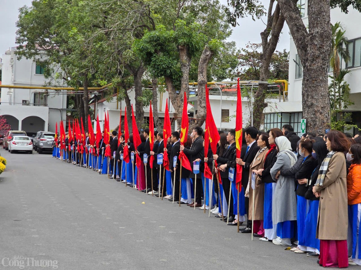 Gần 12.000 người lao động May 10 ra quân sản xuất đầu Xuân Gần 12.000 người lao động May 10 ra quân sản xuất đầu Xuân
