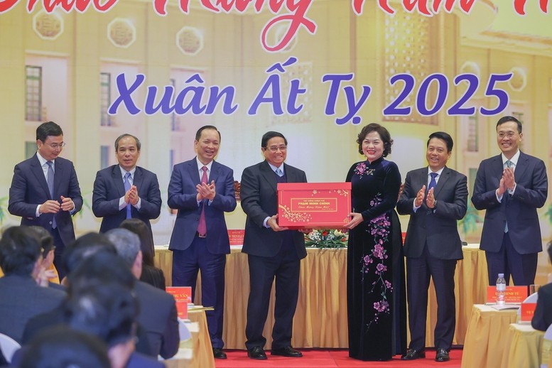 Thủ tướng Phạm Minh Chính chúc mừng năm mới ngành ngân hàng - Ảnh: VGP/Nhật Bắc Thủ tướng Phạm Minh Chính chúc mừng năm mới ngành ngân hàng - Ảnh: VGP/Nhật Bắc