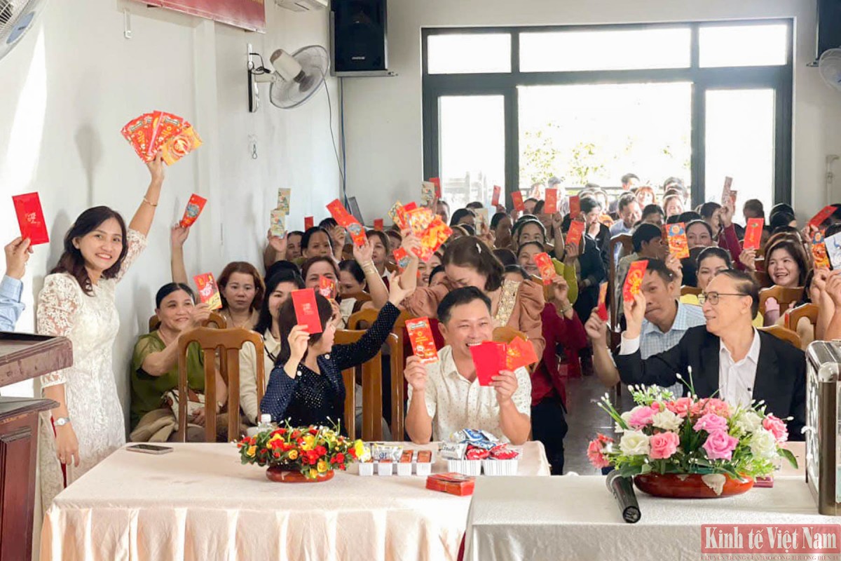 Lãnh đạo và người lao động công ty CP Lâm đặc sản Đà Nẵng gặp mặt đầu năm sáng 3/2