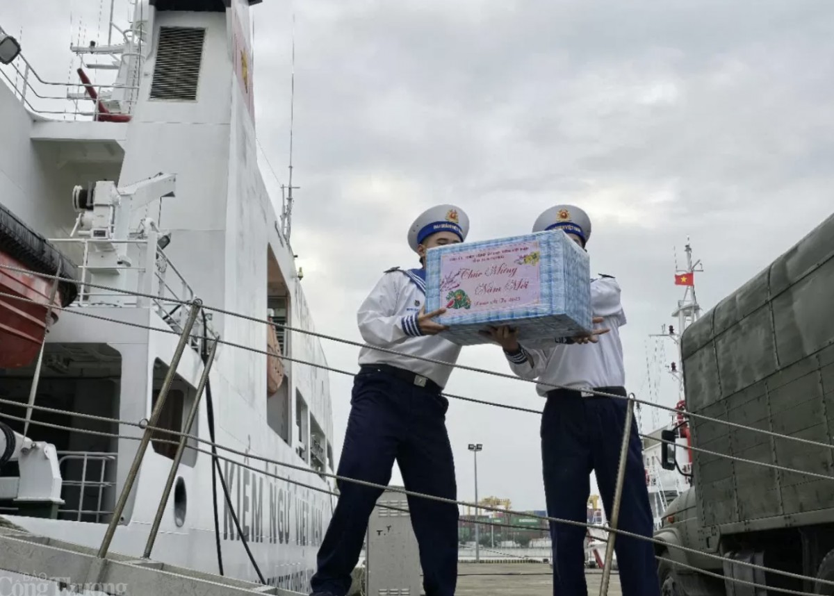 Ảnh được thực hiện bởi phóng viên Báo Công Thương tham gia Những chuyến tàu chở các đoàn Dân chính Đảng và hàng Tết đến với đảo Cồn Cỏ và Lý Sơn vào tháng 1/2025. Ảnh: Thu Hường Ảnh được thực hiện bởi phóng viên Báo Công Thương tham gia Những chuyến tàu chở các đoàn Dân chính Đảng và hàng Tết đến với đảo Cồn Cỏ và Lý Sơn vào tháng 1/2025. Ảnh: Thu Hường