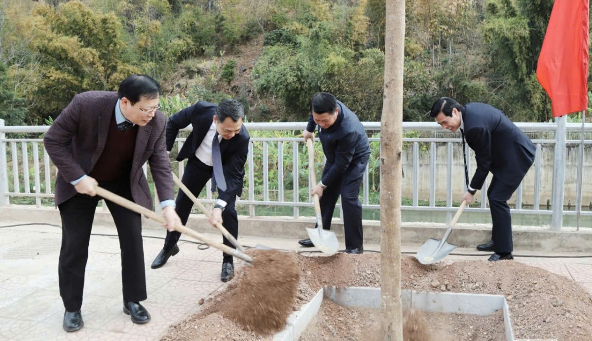 Sơn La: Phát động trồng cây đầu Xuân Ất Tỵ năm 2025 Sơn La: Phát động trồng cây đầu Xuân Ất Tỵ năm 2025