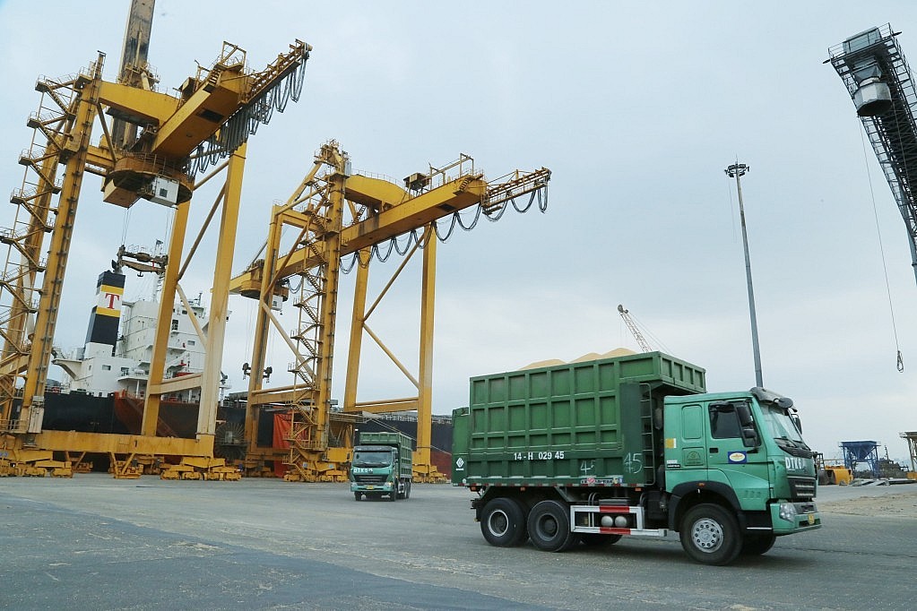 Hàng hóa qua cảng tại Quảng Ninh đã sôi động trở lại sau kỳ nghỉ tết Nguyên Đán. Ảnh N.T Hàng hóa qua cảng tại Quảng Ninh đã sôi động trở lại sau kỳ nghỉ tết Nguyên Đán. Ảnh N.T