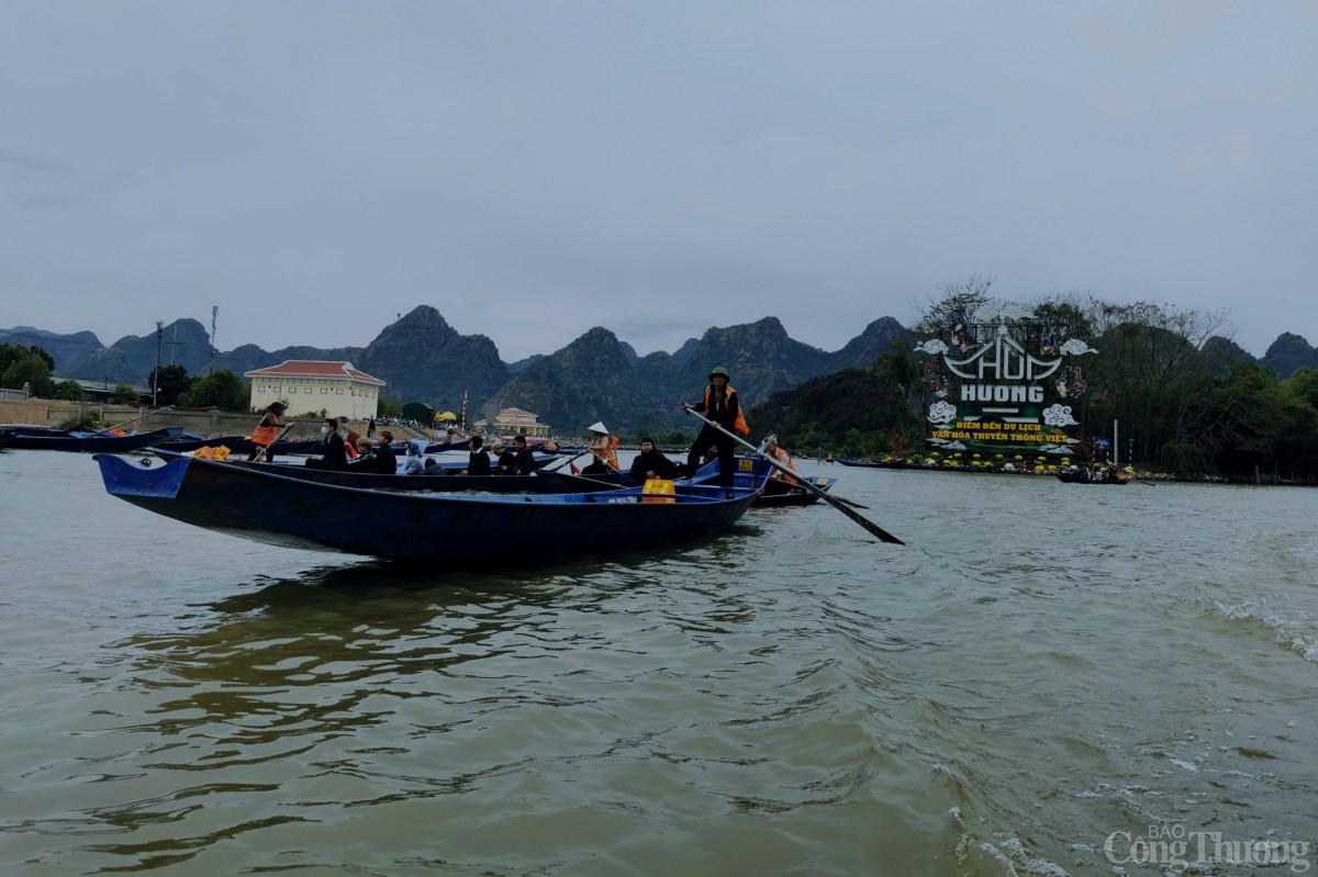 Hàng nghìn người đội mưa lễ Phật ngày khai hội chùa Hương