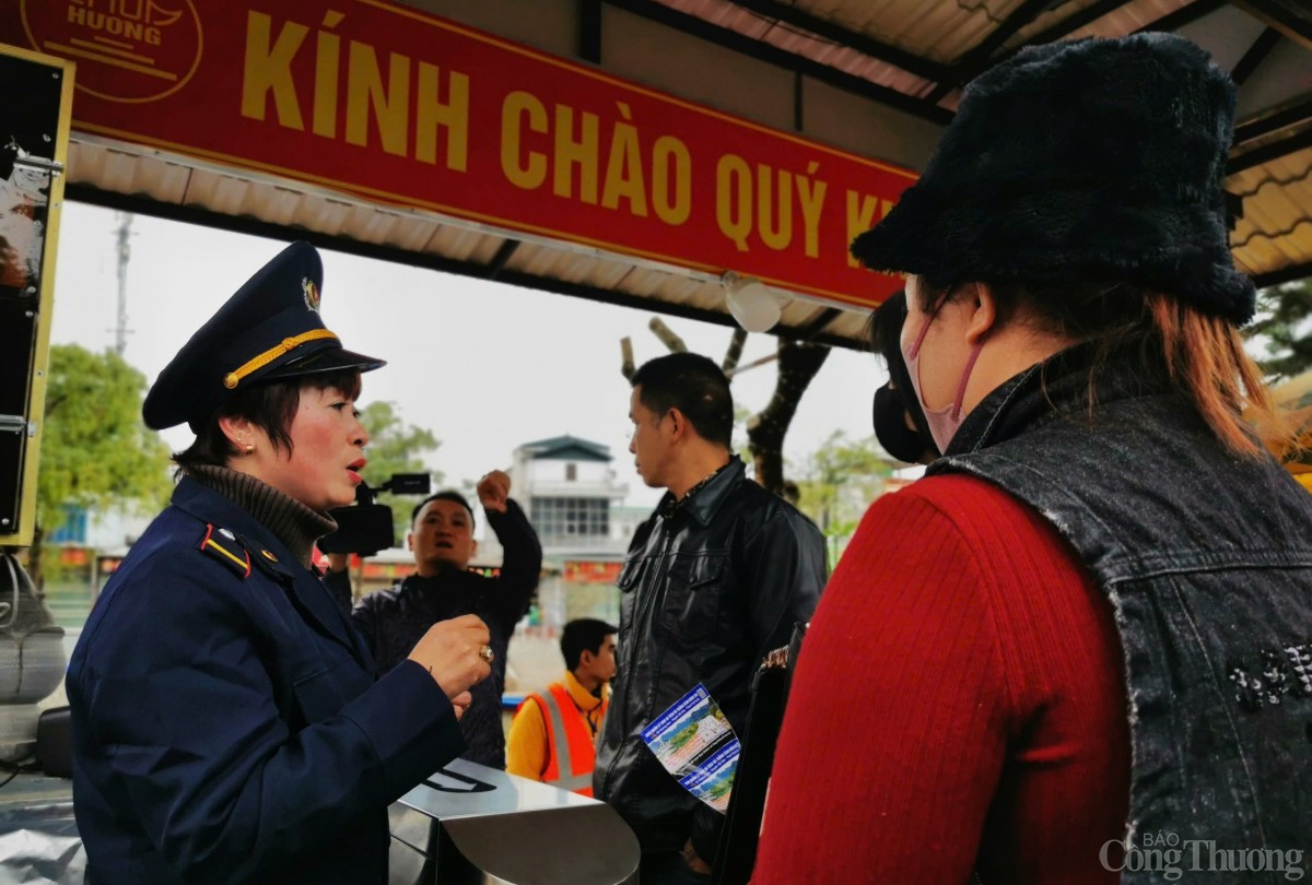 Hàng nghìn người đội mưa lễ Phật ngày khai hội chùa Hương