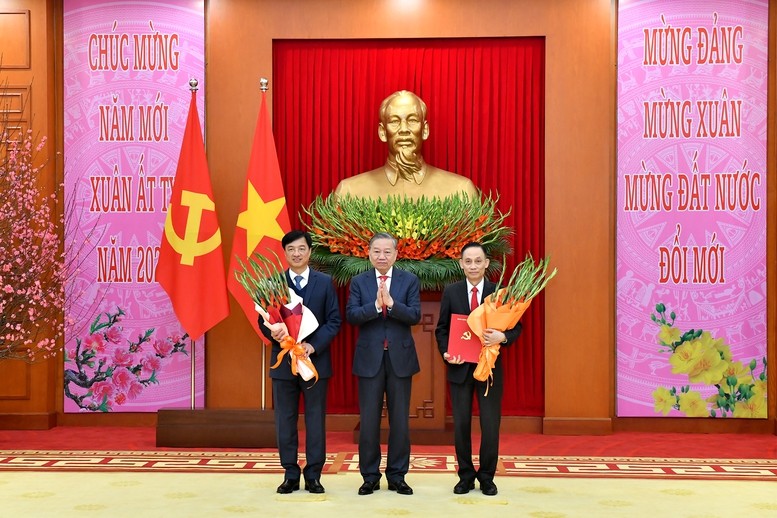 Tổng Bí thư Tô Lâm chúc mừng đồng chí Nguyễn Duy Ngọc hoàn thành xuất sắc cương vị Chánh Văn phòng Trung ương Đảng, được bầu giữ chức Uỷ viên Bộ Chính trị và Chủ nhiệm UBKT Trung ương; trao Quyết định về chức năng, nhiệm vụ, tổ chức bộ máy của Văn phòng Trung ương Đảng và chúc mừng đồng chí Lê Hoài Trung, Bí thư Trung ương Đảng được bổ nhiệm giữ chức Chánh văn phòng Trung ương Đảng. Ảnh: VGP/Nhật Bắc Tổng Bí thư Tô Lâm chúc mừng đồng chí Nguyễn Duy Ngọc hoàn thành xuất sắc cương vị Chánh Văn phòng Trung ương Đảng, được bầu giữ chức Uỷ viên Bộ Chính trị và Chủ nhiệm UBKT Trung ương; trao Quyết định về chức năng, nhiệm vụ, tổ chức bộ máy của Văn phòng Trung ương Đảng và chúc mừng đồng chí Lê Hoài Trung, Bí thư Trung ương Đảng được bổ nhiệm giữ chức Chánh văn phòng Trung ương Đảng. Ảnh: VGP/Nhật Bắc