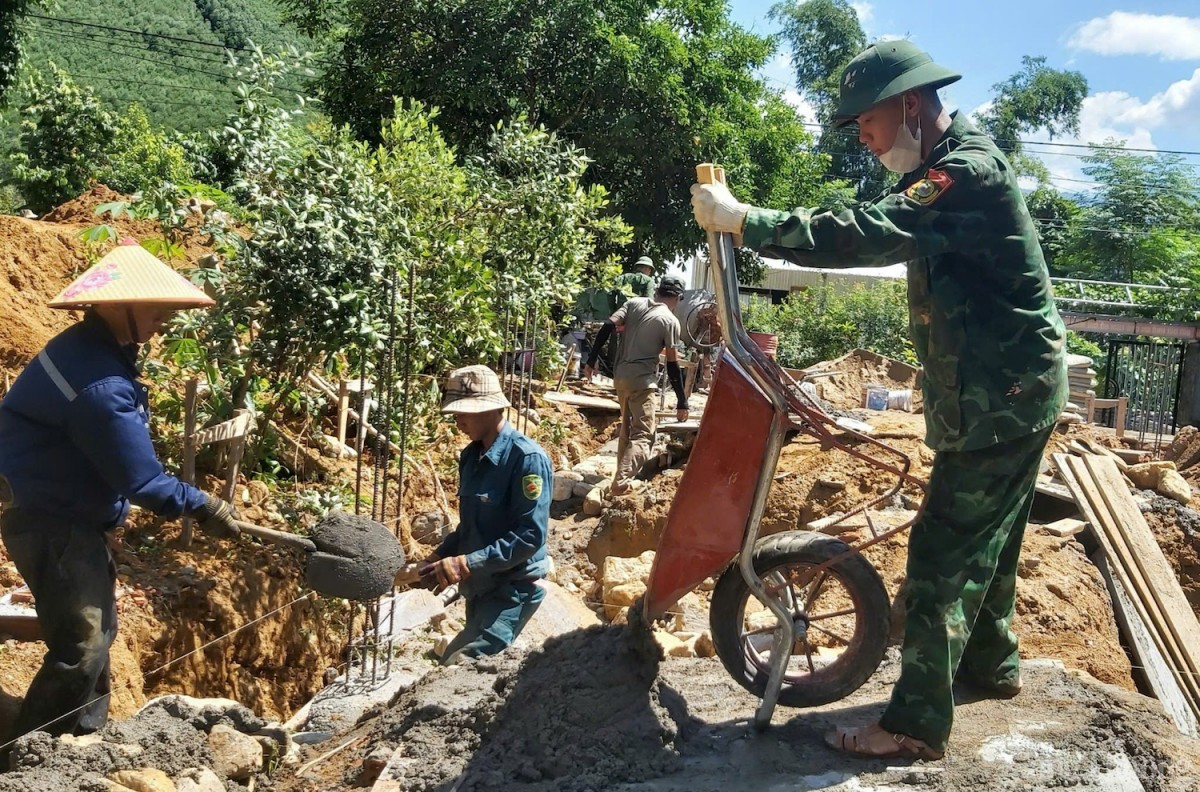 Bộ đội biên phòng TP. Đà Nẵng góp sức hỗ trợ hộ nghèo Đà Nẵng xây dựng nhà ở Bộ đội biên phòng TP. Đà Nẵng góp sức hỗ trợ hộ nghèo Đà Nẵng xây dựng nhà ở